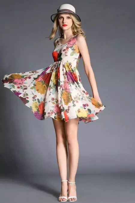 Vestido con cintura abrumada y estampado de flores.