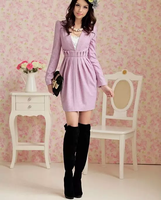Vestido lilás com uma cintura esmagada em uma combinação com botas