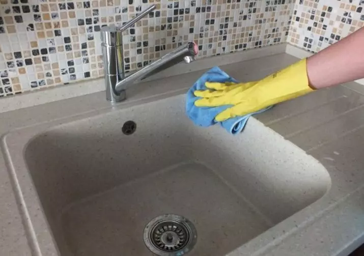 Ce să spălați chiuveta? 20 de fotografii Cum să curățați chiuveta dintr-o din oțel inoxidabil și piatră artificială, cum să exortați un raid de la o suprafață ceramică 21800_20
