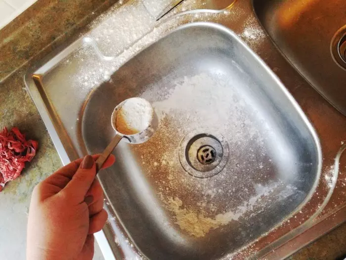 Ce să spălați chiuveta? 20 de fotografii Cum să curățați chiuveta dintr-o din oțel inoxidabil și piatră artificială, cum să exortați un raid de la o suprafață ceramică 21800_9