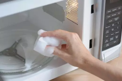 Hvordan rengjør mikrobølgeovn? 25 bilder Hvordan vaske fettet inni hjemme på 5 minutter raskt og effektivt med brus og eddik 21824_12