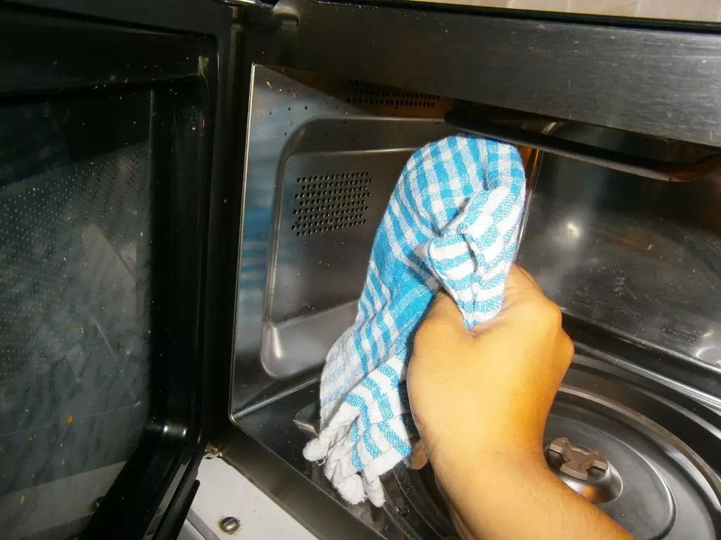 Sådan rengøres mikrobølgeovnen? 25 Billeder Sådan vaskes fedtet inde i hjemmet om 5 minutter hurtigt og effektivt med sodavand og eddike 21824_15