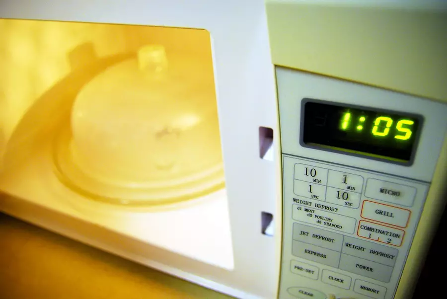 Sådan rengøres mikrobølgeovnen? 25 Billeder Sådan vaskes fedtet inde i hjemmet om 5 minutter hurtigt og effektivt med sodavand og eddike 21824_23