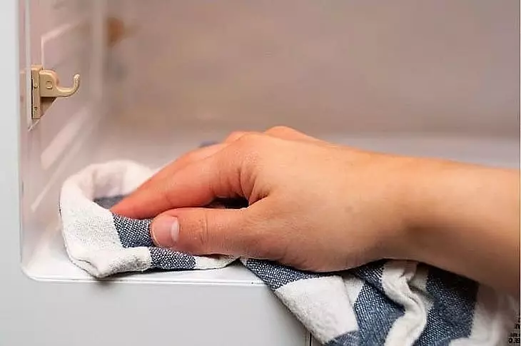Sådan rengøres mikrobølgeovnen? 25 Billeder Sådan vaskes fedtet inde i hjemmet om 5 minutter hurtigt og effektivt med sodavand og eddike 21824_24