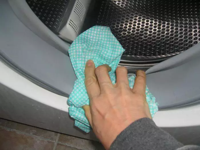 Kaip valyti skalbimo mašiną? 39 Nuotraukų švarus staklės mašina nuo nešvarumų viduje namuose, nei plauti dantenų ir miltelių dėklą 21828_11