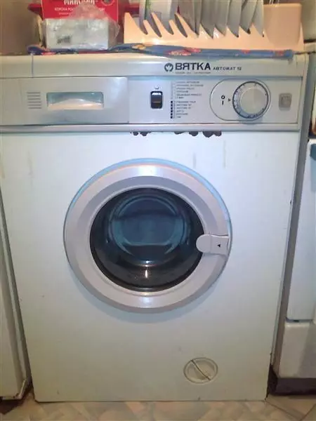 Apa yang akan membersihkan mesin cuci otomatis dari bau dan kotoran? 15 foto membersihkan mobil di rumah dari bau busuk dan cetakan 21829_4