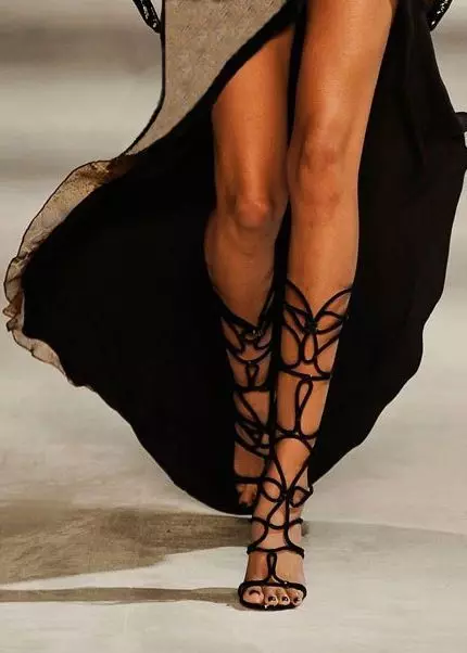 Çizme verore (55 foto): Modelet e modës së grave të bëra nga xhinse, zgjidhni një fustan nën çizme 2182_2