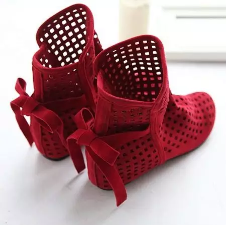 รองเท้าฤดูร้อน (55 รูป): รุ่นแฟชั่นสตรีทำจากกางเกงยีนส์เลือกชุดใต้รองเท้า 2182_5