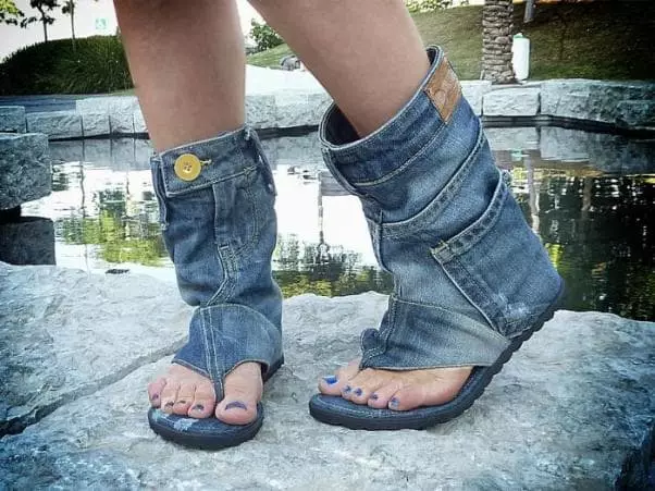 รองเท้าฤดูร้อน (55 รูป): รุ่นแฟชั่นสตรีทำจากกางเกงยีนส์เลือกชุดใต้รองเท้า 2182_7