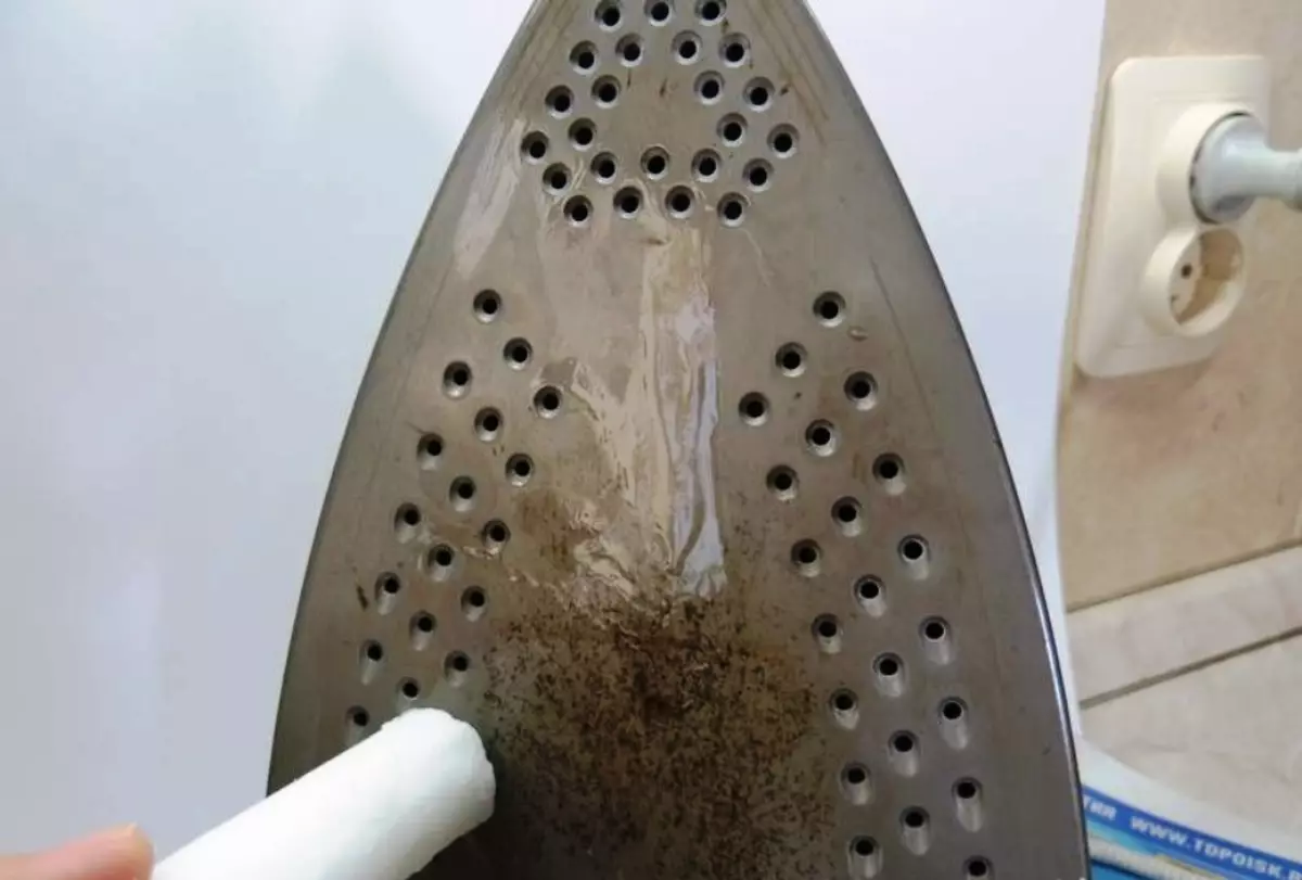 วิธีทำความสะอาดเหล็กจากสเกล? 27 รูปมากกว่าที่บ้านเพื่อล้างเตารีดไอน้ำภายในวิธีทำความสะอาดพื้นรองเท้าด้วยกรดซิตริกและน้ำส้มสายชู 21832_3
