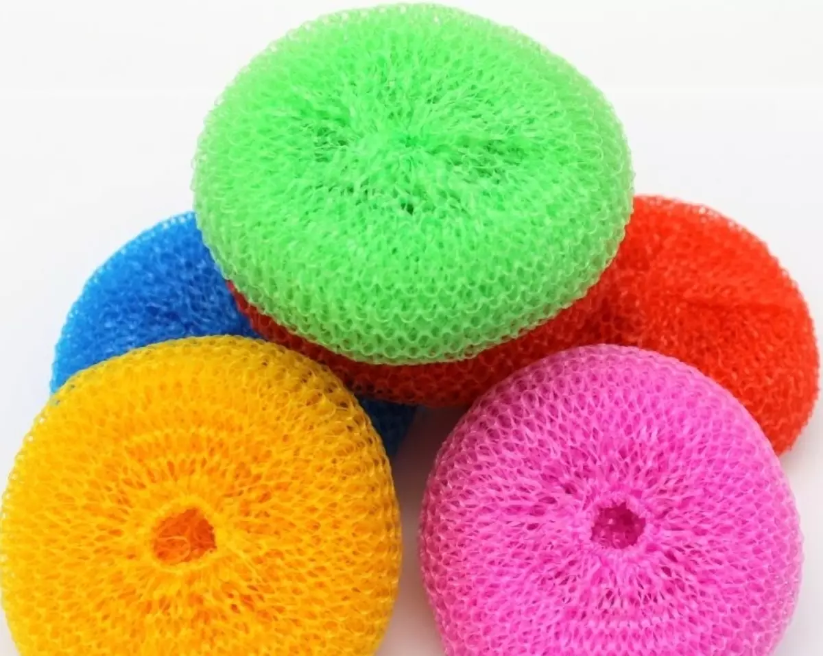 Sponges за миење садови (43 фотографии): Што ги прави? Абразивна и еко-пријателска, црна пена и други видови. Колку често треба да го промените сунѓер? 21833_18