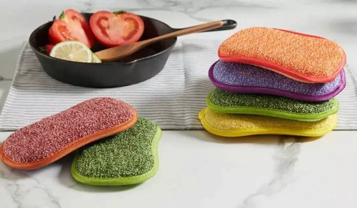 Sponges за миење садови (43 фотографии): Што ги прави? Абразивна и еко-пријателска, црна пена и други видови. Колку често треба да го промените сунѓер? 21833_21