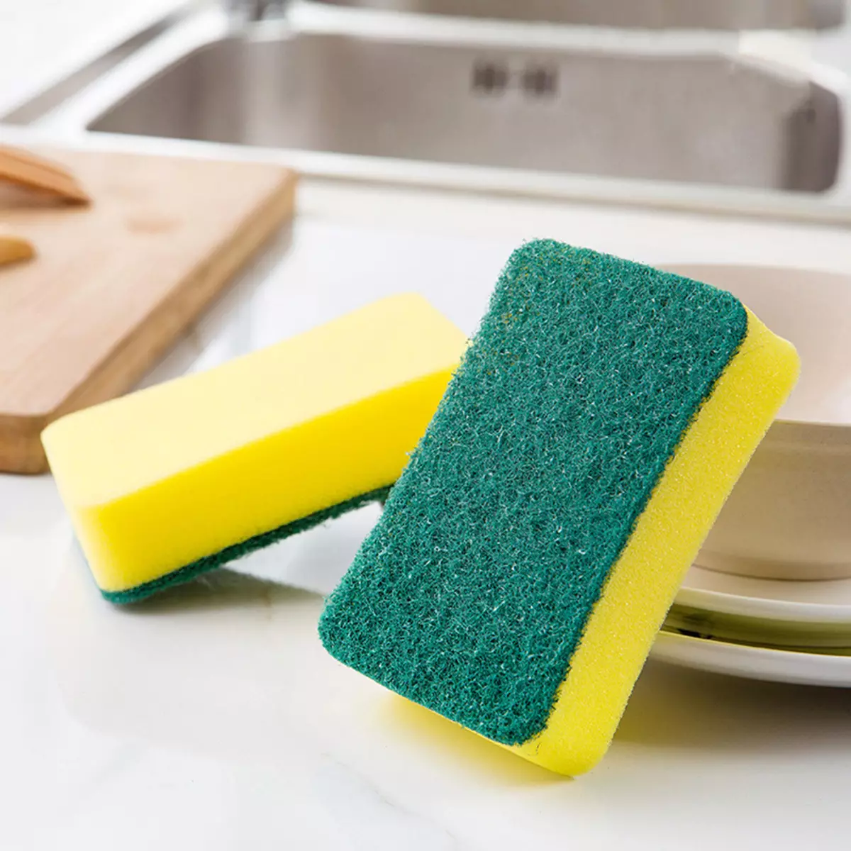 Sponges за миење садови (43 фотографии): Што ги прави? Абразивна и еко-пријателска, црна пена и други видови. Колку често треба да го промените сунѓер? 21833_28