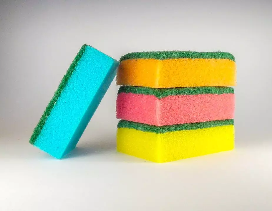 Sponges за миење садови (43 фотографии): Што ги прави? Абразивна и еко-пријателска, црна пена и други видови. Колку често треба да го промените сунѓер? 21833_3