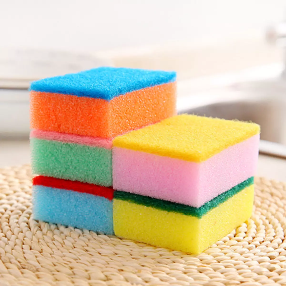 Sponges за миење садови (43 фотографии): Што ги прави? Абразивна и еко-пријателска, црна пена и други видови. Колку често треба да го промените сунѓер? 21833_38