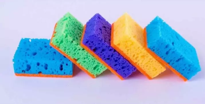 Sponges за миење садови (43 фотографии): Што ги прави? Абразивна и еко-пријателска, црна пена и други видови. Колку често треба да го промените сунѓер? 21833_9