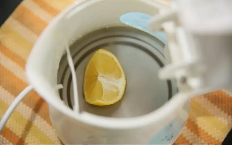 Come spazzolare l'acido del limone della teiera? 38 Photo Selezionare le proporzioni della composizione per la pulizia per il modello elettrico, come lavarlo correttamente 21839_15