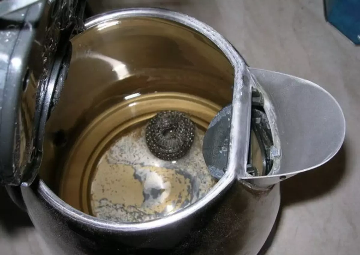 Можно ли чистить чайник. Накипь кэн50. Накипь в чайнике. Чайник с накипью внутри. Жесткая вода в чайнике.