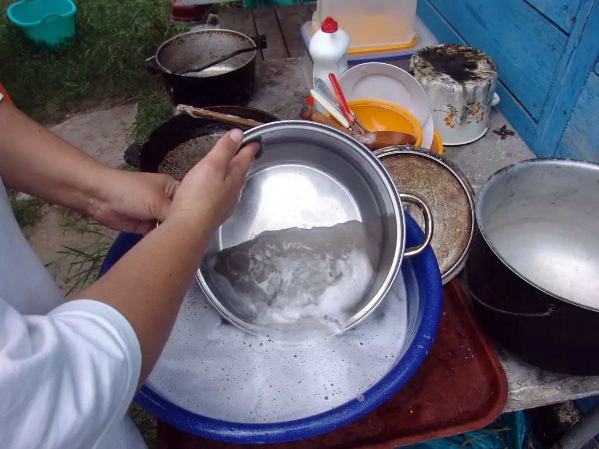 Com rentar l'olla cremada d'acer inoxidable? 27 fotos Com plats nets de Nagara, la forma d'neteja a l'interior i l'exterior com a casa 21840_10