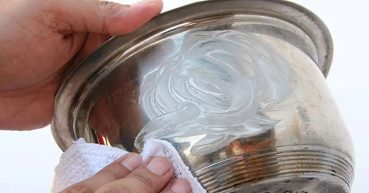 Kaip nuplauti deginamąjį puodą nerūdijančio plieno? 27 nuotraukos Kaip išvalyti patiekalus iš Nagaros, kaip valyti viduje ir už jos ribų namuose 21840_25