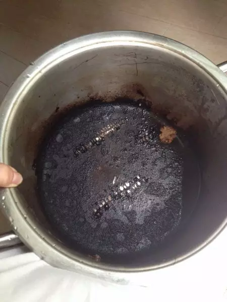 Kaip nuplauti deginamąjį puodą nerūdijančio plieno? 27 nuotraukos Kaip išvalyti patiekalus iš Nagaros, kaip valyti viduje ir už jos ribų namuose 21840_3