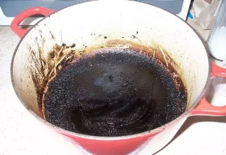 Com rentar l'olla cremada d'acer inoxidable? 27 fotos Com plats nets de Nagara, la forma d'neteja a l'interior i l'exterior com a casa 21840_4