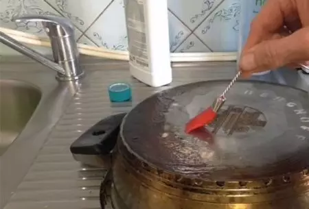Kaip nuplauti deginamąjį puodą nerūdijančio plieno? 27 nuotraukos Kaip išvalyti patiekalus iš Nagaros, kaip valyti viduje ir už jos ribų namuose 21840_5