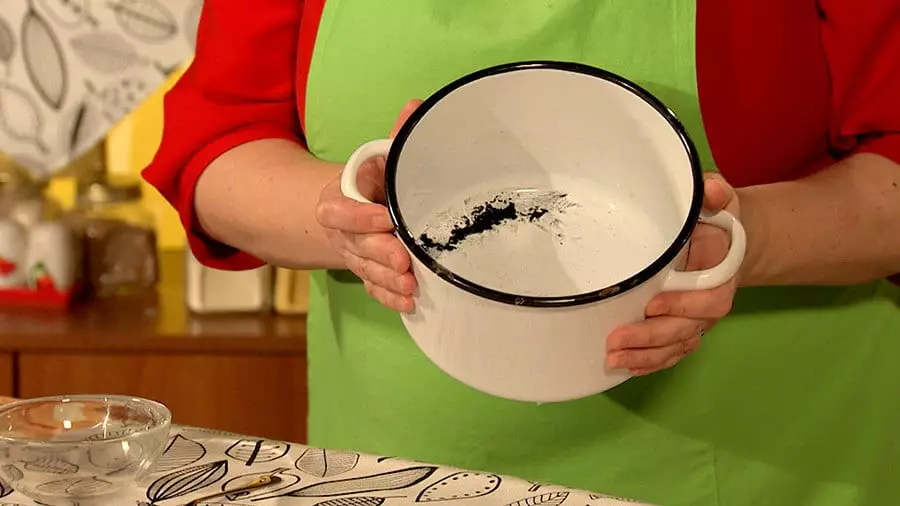 Brandde een steelpan, hoe te wassen? 49 Foto's Hoe de gerechten van de gebrande melk en jam schoon te maken dan om de emmer van Nagara thuis schoon te maken 21844_6