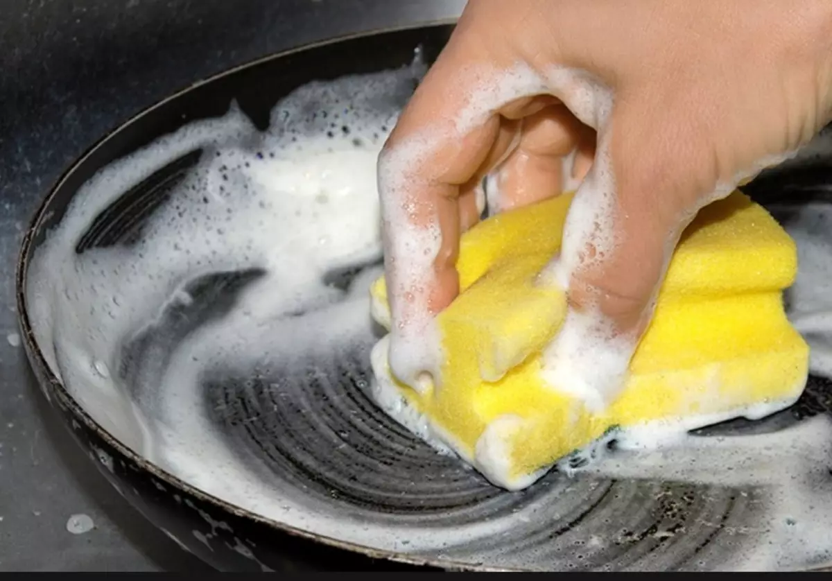 Comment nettoyer la poêle à friture de fonte de Nagara à la maison? 32 photos comment et que de laver la couche épaisse de Gary, de la graisse ancienne et de la rouille avec des vaisselles 21846_17