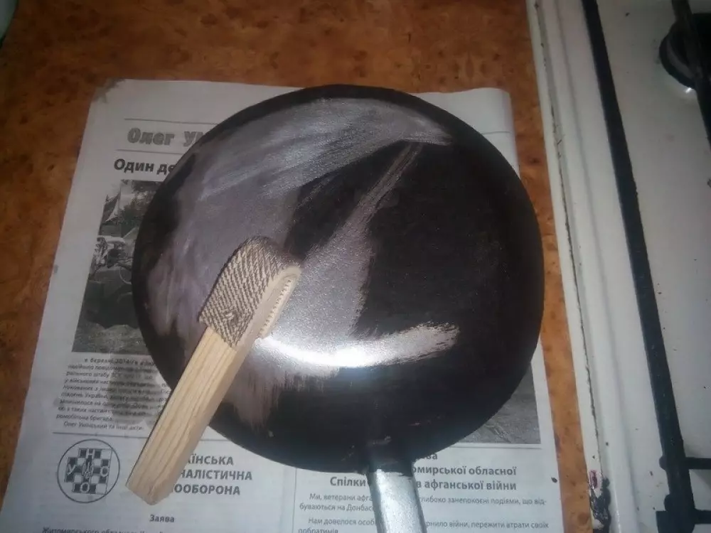 Maitiro ekuchenesa iyo cast-iron frying pan kubva kunaNagara kumba? 32 photos photos mahombekombe uye kupfuura kugeza banga regari, akakora mafuta uye ngura nemarara 21846_28