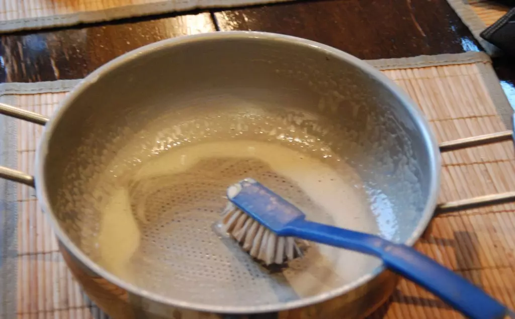 Bagaimana cara membersihkan wajan besi cor dari Nagara di rumah? 32 foto bagaimana dan untuk mencuci lapisan tebal Gary, gemuk tua dan karat dengan piring 21846_29