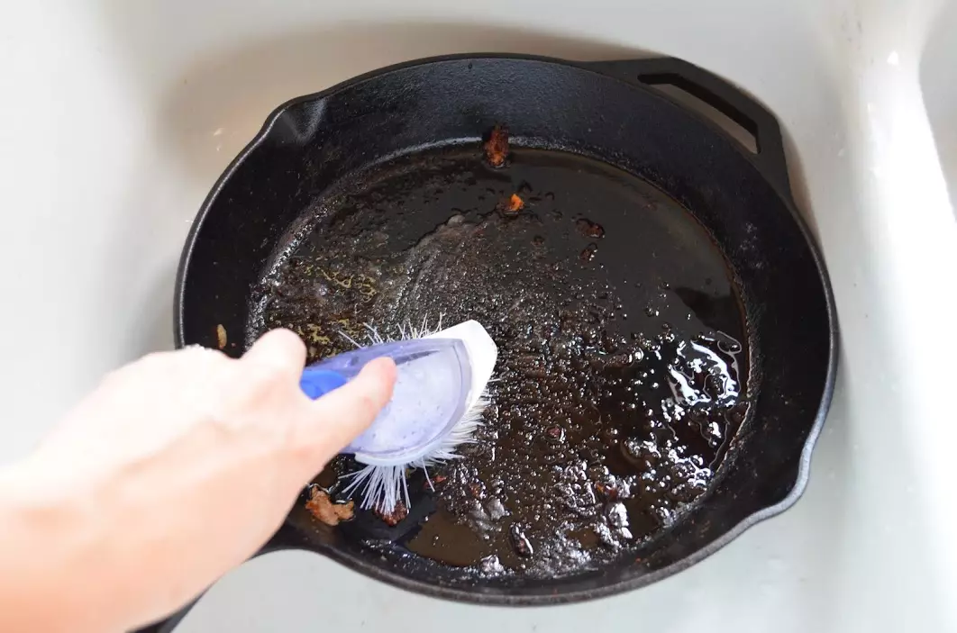 Bagaimana cara membersihkan wajan besi cor dari Nagara di rumah? 32 foto bagaimana dan untuk mencuci lapisan tebal Gary, gemuk tua dan karat dengan piring 21846_31