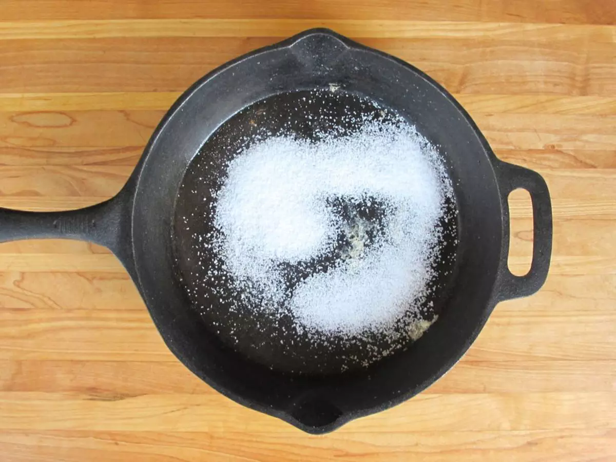 Прокаливание чугунной. Соль в чугунную сковороду и прокалить. Прокаленная чугунная сковорода. Соль чугунная сковорода. Новая чугунная сковорода.