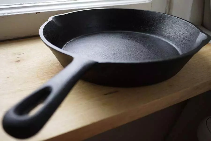 Maitiro ekuchenesa iyo cast-iron frying pan kubva kunaNagara kumba? 32 photos photos mahombekombe uye kupfuura kugeza banga regari, akakora mafuta uye ngura nemarara 21846_9