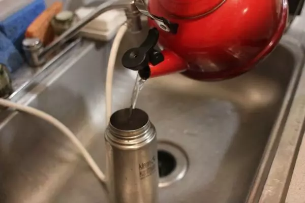 İçinde paslanmaz çelik termosunun nasıl temizlenmesi (25 fotoğraf): Çay düzlemini nasıl ve metal bir üründe nasıl yıkamanın 21849_11