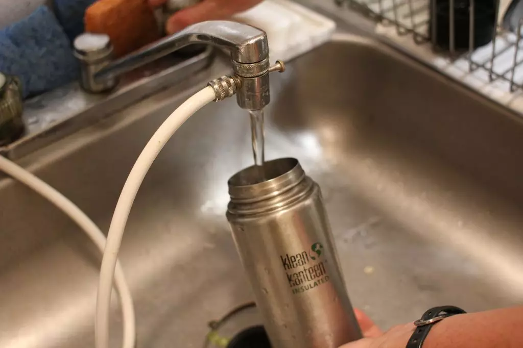 İçinde paslanmaz çelik termosunun nasıl temizlenmesi (25 fotoğraf): Çay düzlemini nasıl ve metal bir üründe nasıl yıkamanın 21849_23
