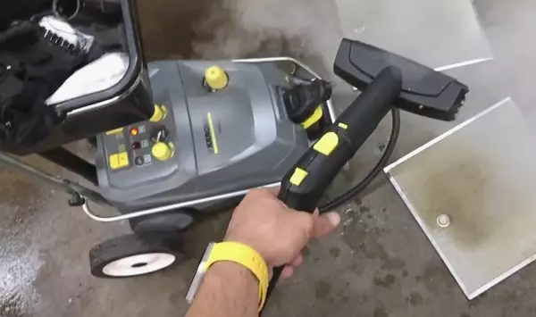 Karcher Steam Cleaner (47 bilder): Irons med dampgenerator, profesjonelle og manuelle dampbåter. Hvordan bruke leiligheten til rengjøring? 21856_32