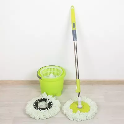 Mopid koos ämbriga: isepuhastuv mop põrandate pesemiseks ja puhastamiseks, kortermudeliteks ja ümmarguse tsentrifuugiga. Kuidas valida komplekt? 21863_23