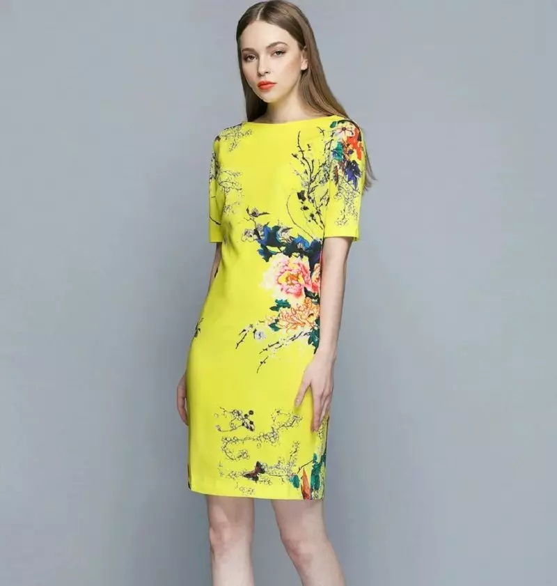 Moderigtigt gul kjole med print 2016
