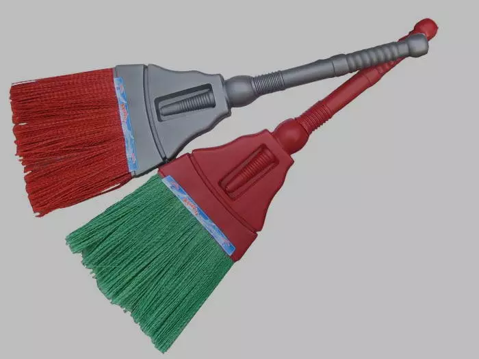 Rengøring Broom (42 billeder): Hvad gør en kost til at feje gulvet i lokalerne? Hvad hedder en støv kost? Sådan befinderes du at bruge? 21901_10