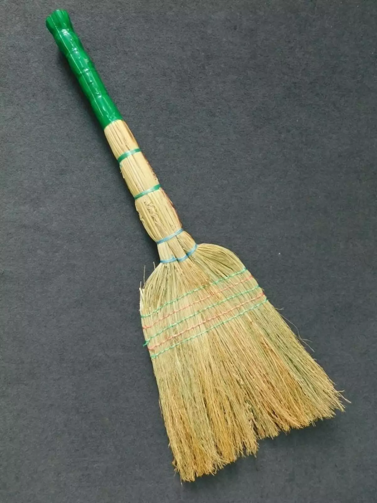 Cleaning broom (42 photos): What makes a broom to sweep the floor of the premises? What is the name of a dust broom? How to fervent to use? 21901_25