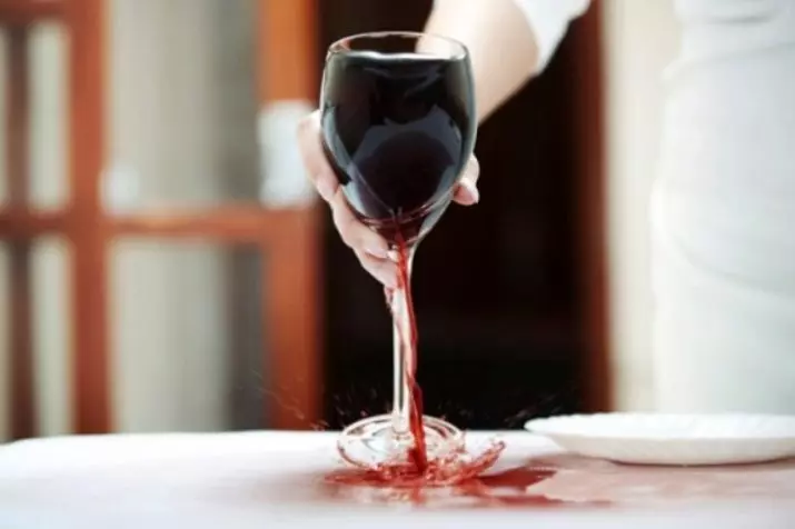 Kako oprati crveno vino (29 fotografija)? Kako i kako ukloniti mrlju na bijeloj odjeći, kako oprati zagađenje od obojene tkanine 21920_14