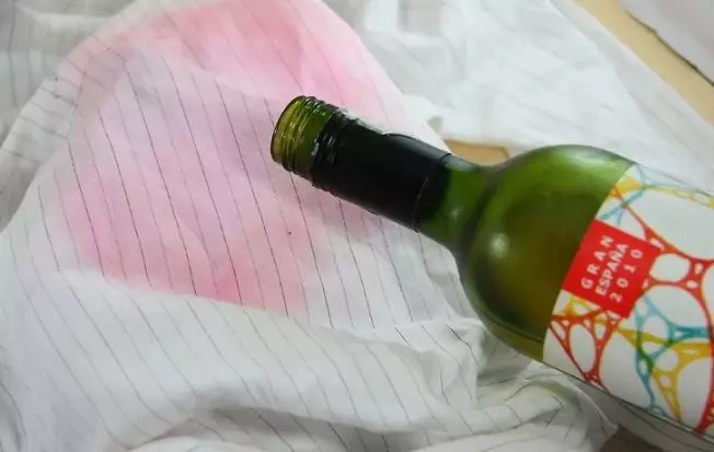 Kako oprati crveno vino (29 fotografija)? Kako i kako ukloniti mrlju na bijeloj odjeći, kako oprati zagađenje od obojene tkanine 21920_5