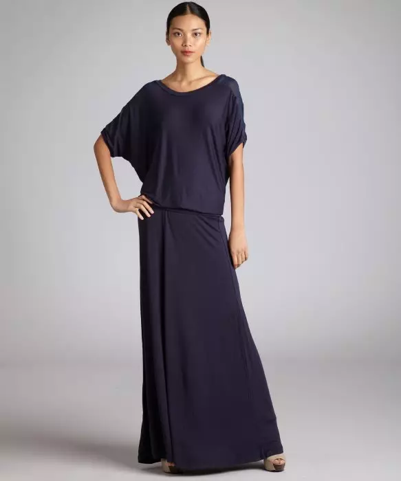 Lang blå kjole med en lav talje