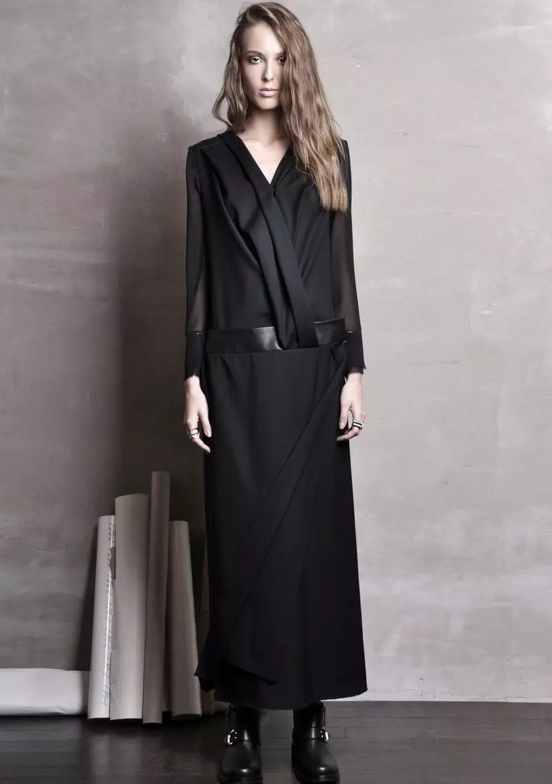 Lang sort kjole med lav talje