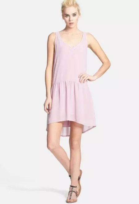 Kort kjole med en lav talje med et asymmetrisk nederdel