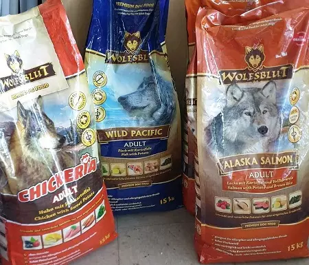 Aliments per a gossos Wolfsblut: per a cadells i gossos adults, la composició dels aliments secs per a gossos amb un llop en l'envàs. Feed per a gossos de races grans petites, mitjanes i grans. Referentacions 22014_16