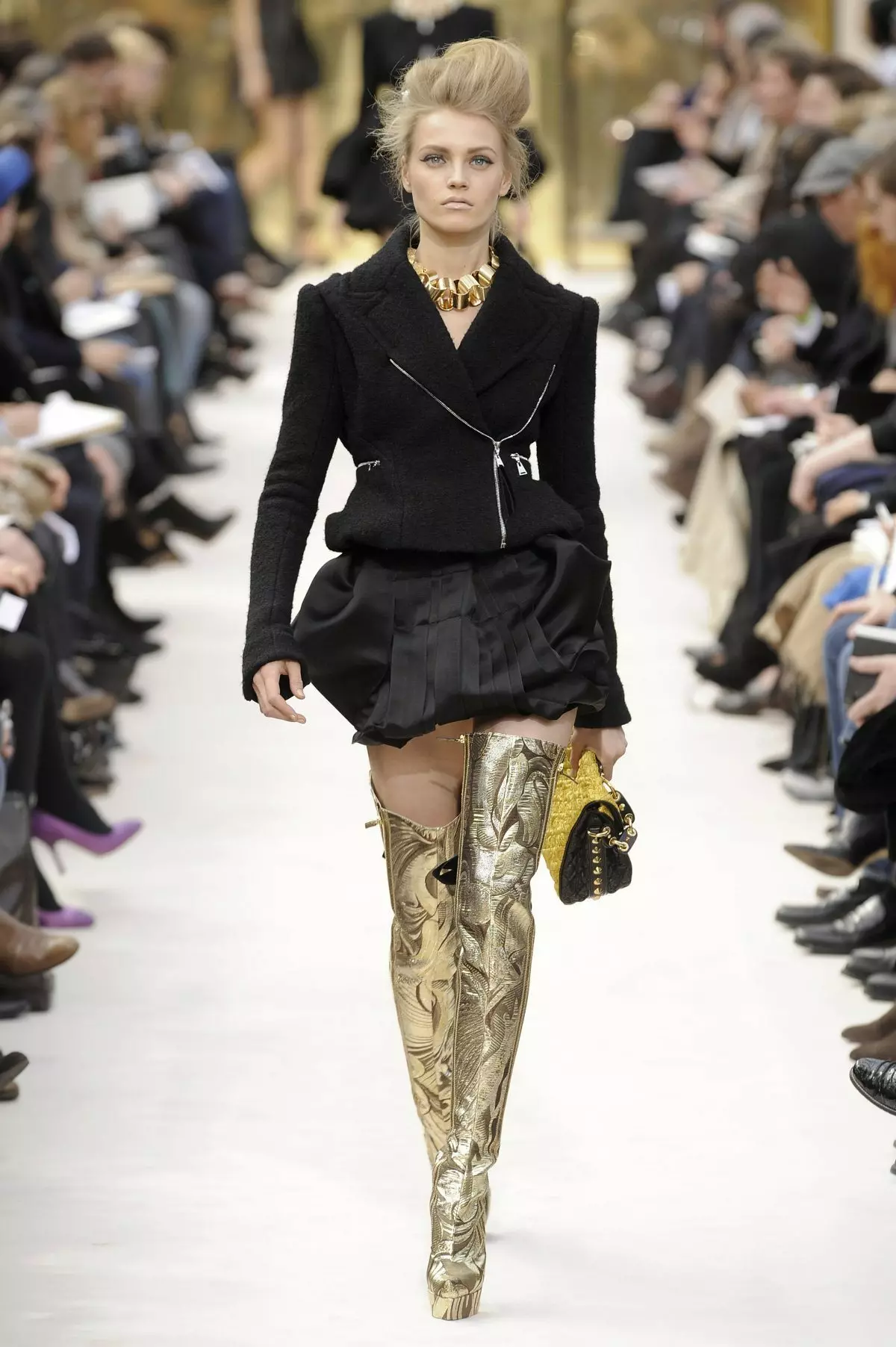 Gouden laarzen (49 foto's): Wintermodellen met Golden Neus Casadei 2209_18