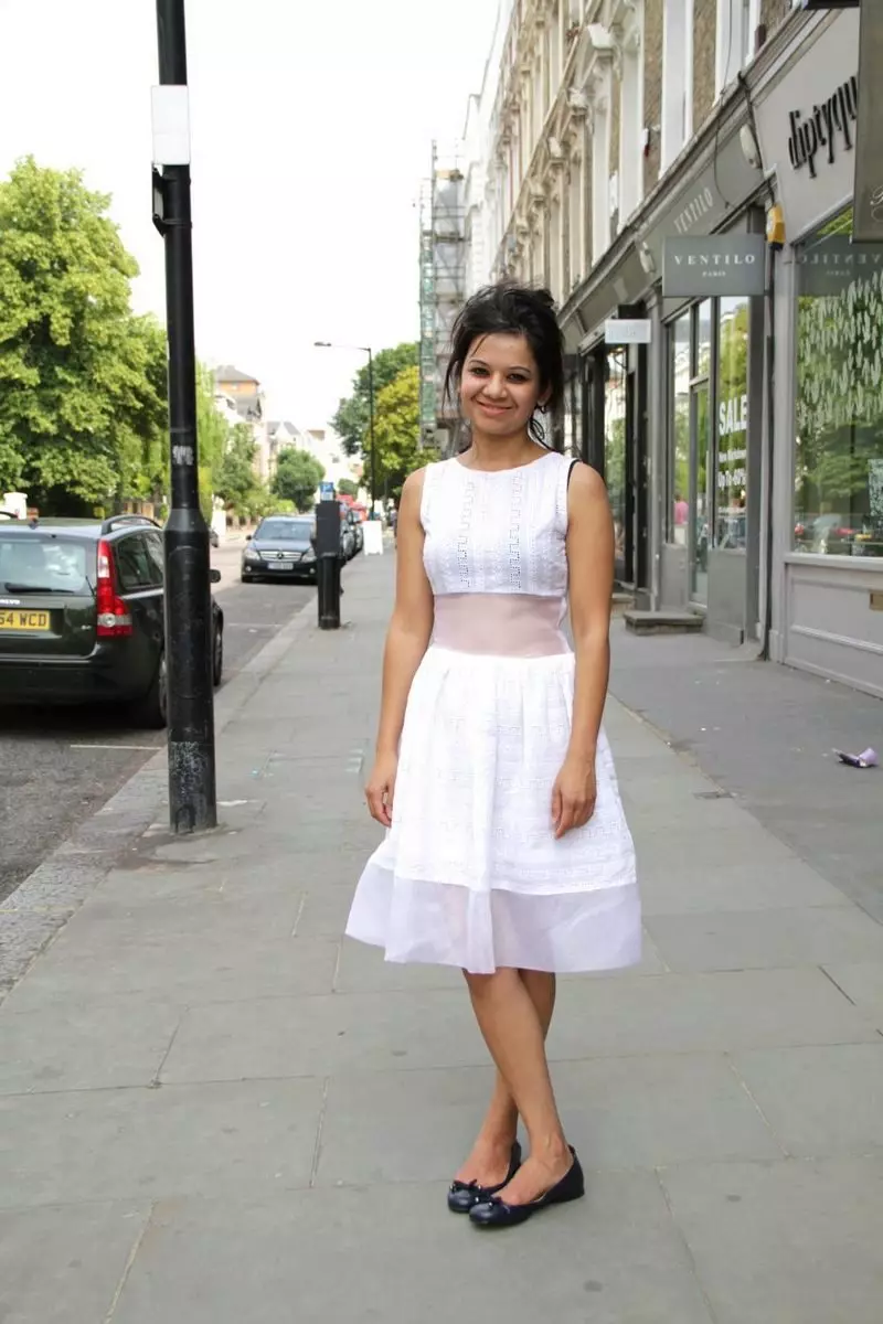 Beyaz elbise A-siluet orta uzunlukta