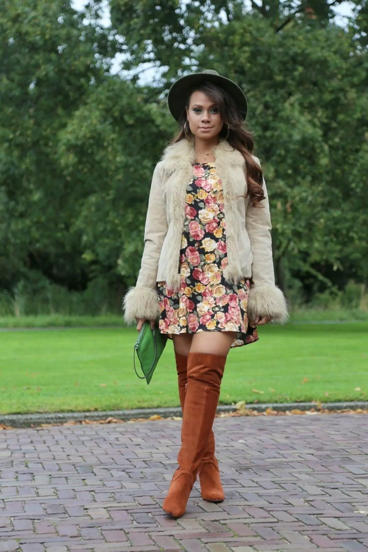 Fur jacket at brown boots sa isang silweta dress.